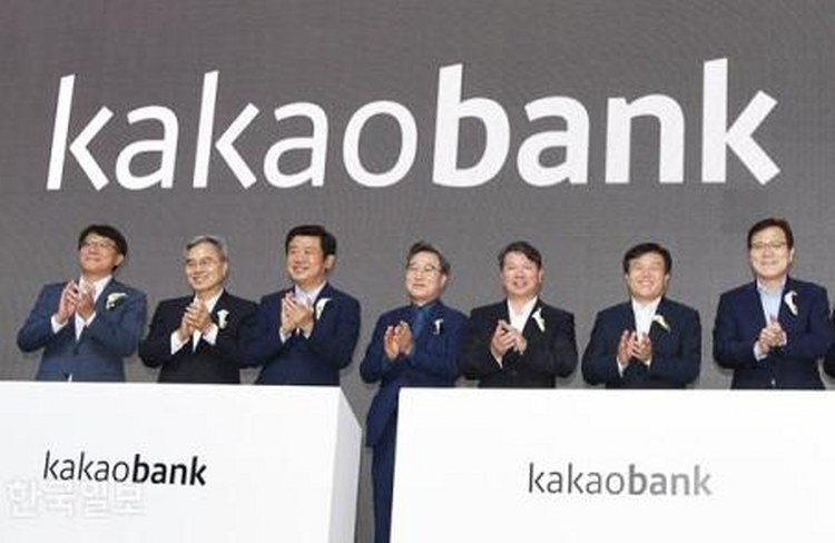 การขายหุ้นขนาดใหญ่ของ Kakao Bank CEO ขยายการอภิปรายเกี่ยวกับการทรยศต่อความไว้วางใจของผู้ถือหุ้น
